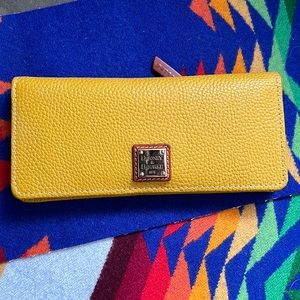 Brand new DOONEY & BOURKE Pebble Grain Slim Wallet